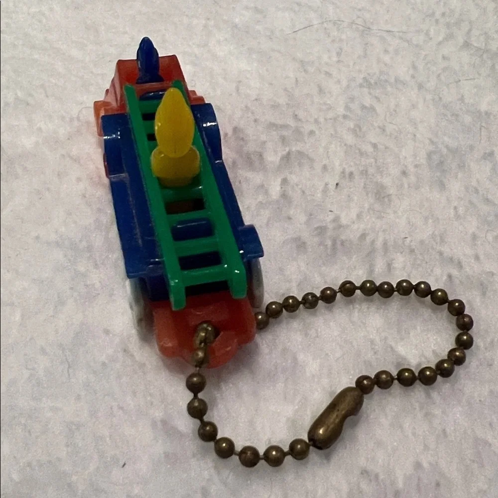 VINTAGE Lionel Fire Engine PUZZLE PLASTIC KEY CHAIN KEYCHAIN RING